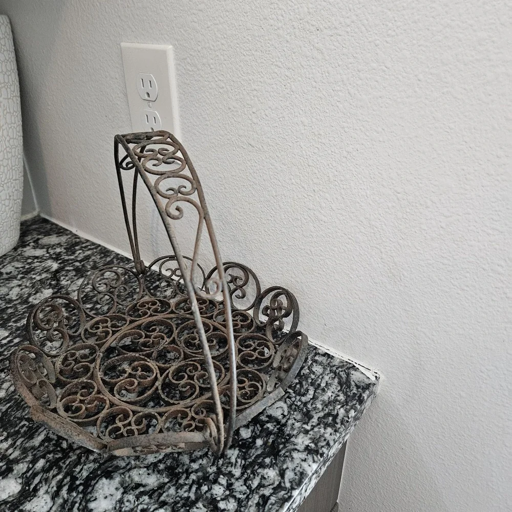 Vintage wrought iron brown fruit bowl basket decorative scrolled design w/handle